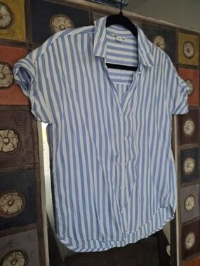 beachlunchlounge Light Blue and White Striped Short-Sleeve Button Down